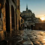 Combien de temps pour visiter le mont saint michel : vue de la Grande Rue et de l’abbaye, ambiance golden hour