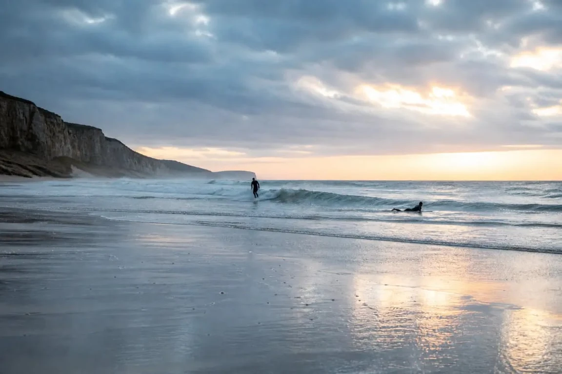 Surf en Normandie sur une plage du Cotentin avec vagues et surfeurs