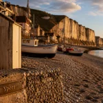Les plus beaux villages de Seine Maritime : Yport, falaises crayeuses et cabines au golden hour