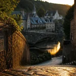 Les plus beaux villages des Alpes mancelles : Saint-Céneri-le-Gérei, pont sur la Sarthe au golden hour