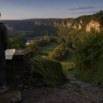 Suisse normande : randonneur et sentier vers la vallée de l’Orne