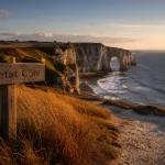 Tourisme Normandie : falaises d’Étretat, sentier en craie au coucher du soleil