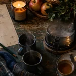 Week end amoureux insolite en Normandie : table bois, tasses chaudes et cidre
