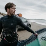 week end kitesurf normandie : kitesurfeur sur plage au petit matin