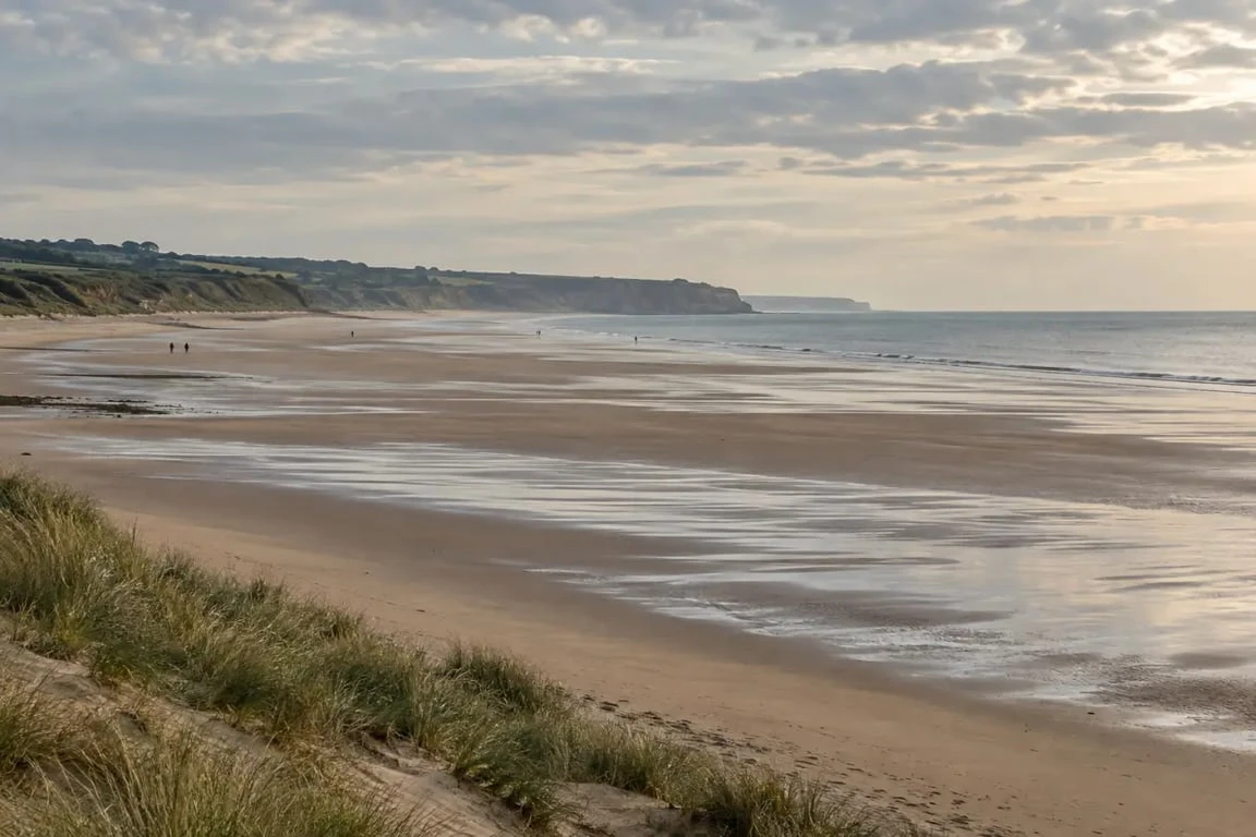 Plage de Colleville-sur-Mer à marée basse sur Omaha Beach