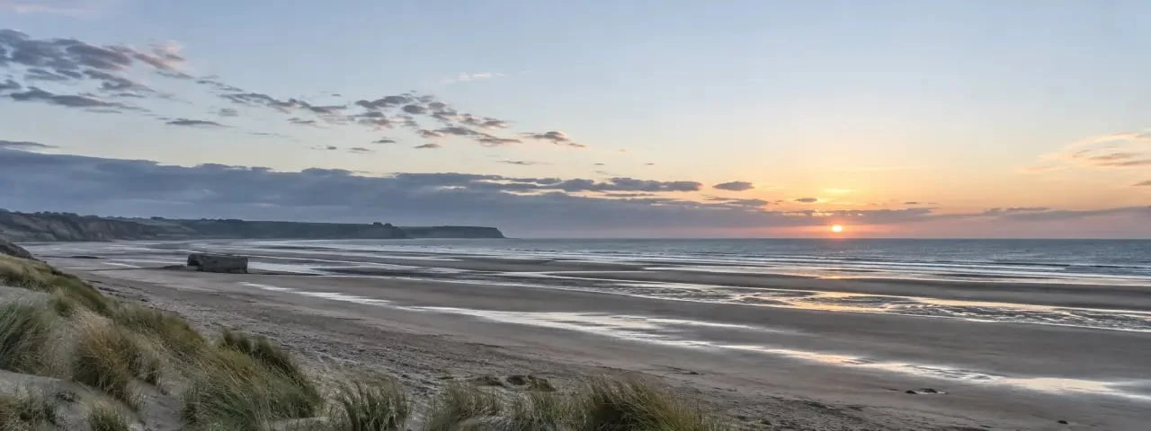 Circuit plage du débarquement sur la côte normande au lever du jour