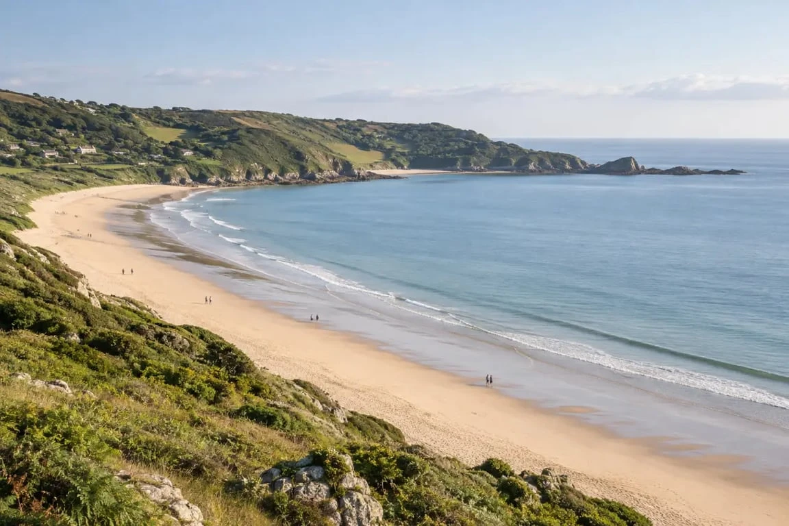 Plage du Cotentin à Urville-Nacqueville, une anse de sable fin près de Cherbourg