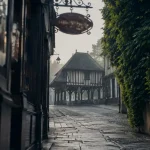 Ruelle pavée de Lyons-la-Forêt, les plus beaux villages de l'eure