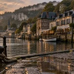 Quai à La Bouille, les plus beaux villages des boucles de la Seine, maisons à colombages et reflets sur la Seine