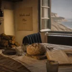 Location maison Normandie week end, intérieur près de la mer, cheminée et vue brumeuse