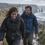 Parcours randonnée normandie : couple randonneurs sur sentier côtier près des falaises