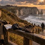 Que faire pendant les vacances de la Toussaint en Normandie : passerelle vers les falaises à l’automne
