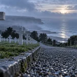 Quel cimetière visiter en Normandie : croix blanches dans un cimetière militaire de mémoire