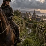 Randonnée équestre normandie : cavalière et cheval sur chemin creux, horaires de marée