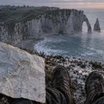 Site a visiter en normandie : sentier en falaise à Étretat, au petit matin