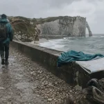 Sortir en haute normandie ce week end : marcheur sur sentier de craie à Étretat