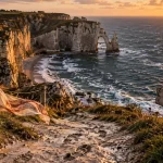 Vacances en normandie que faire : arc et falaises d’Étretat au coucher du soleil