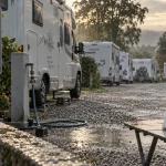 Aire de camping car en normandie : panneau et camping-car sur une aire
