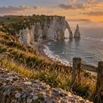 Les plus beaux sites a visiter en normandie : falaises d’Étretat, vue dorée à l’aube