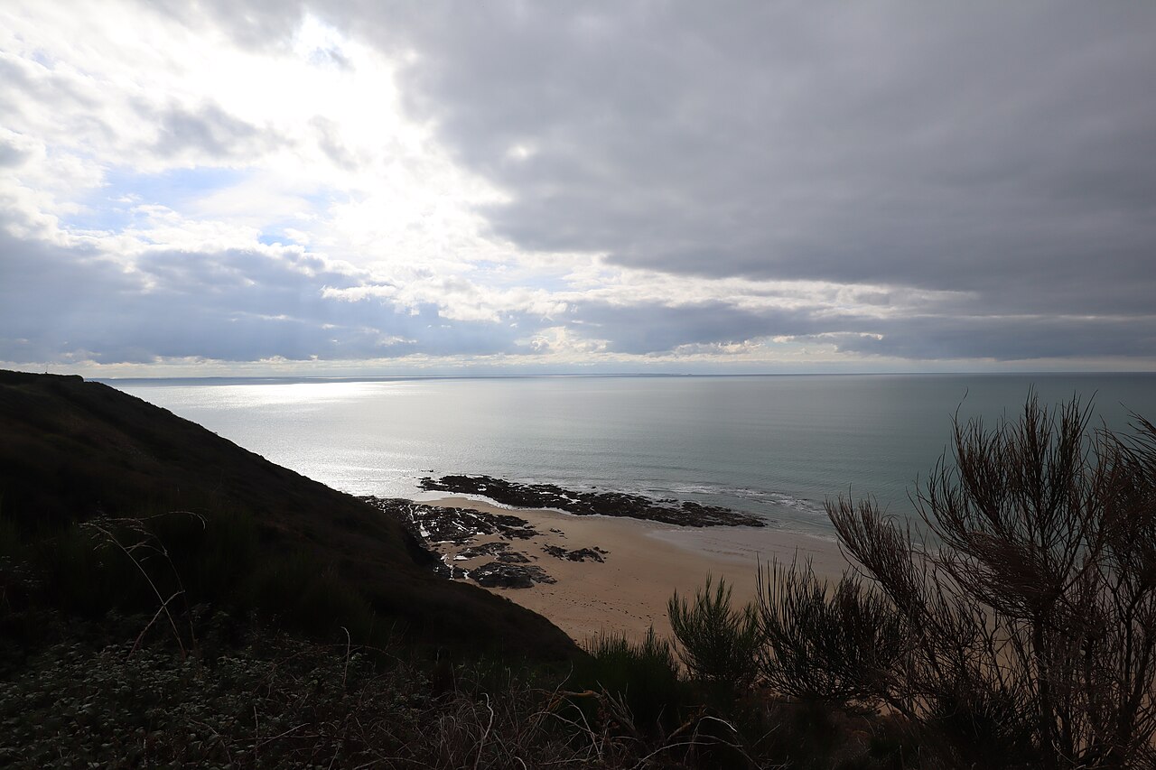 La plage de Carolles au pied du relief littoral.