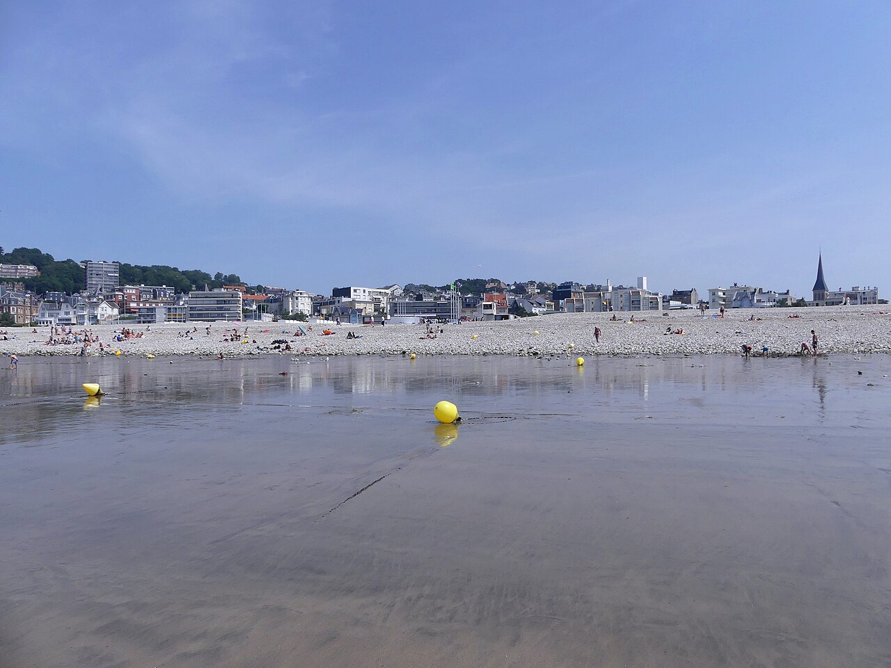 Le front de mer du Havre depuis la plage à marée basse.