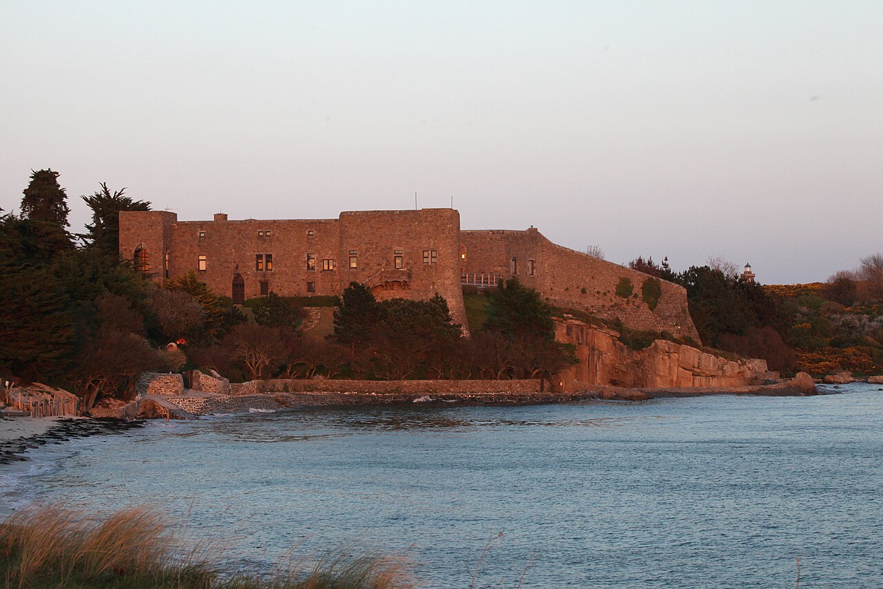 Le château Renault au bord de l’anse de Port Homard, sur la Grande Île de Chausey.
