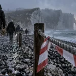 Que visiter en normandie en hiver : falaises d’Étretat sous la brume